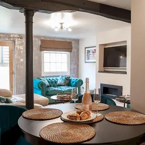 Pass The Keys Castle St Spacious Centre 2 Bed Townhouse With Parking Chester