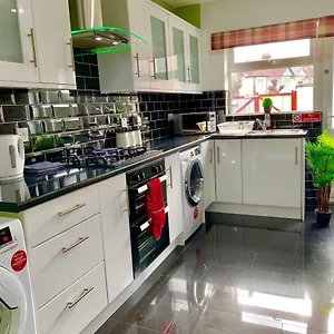 2 Bedroom Apartment, Kitchen, Reception And Private Garden , London United Kingdom