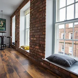 Railway Station Luxury - Sleeps 4 & Free Parking! Chester